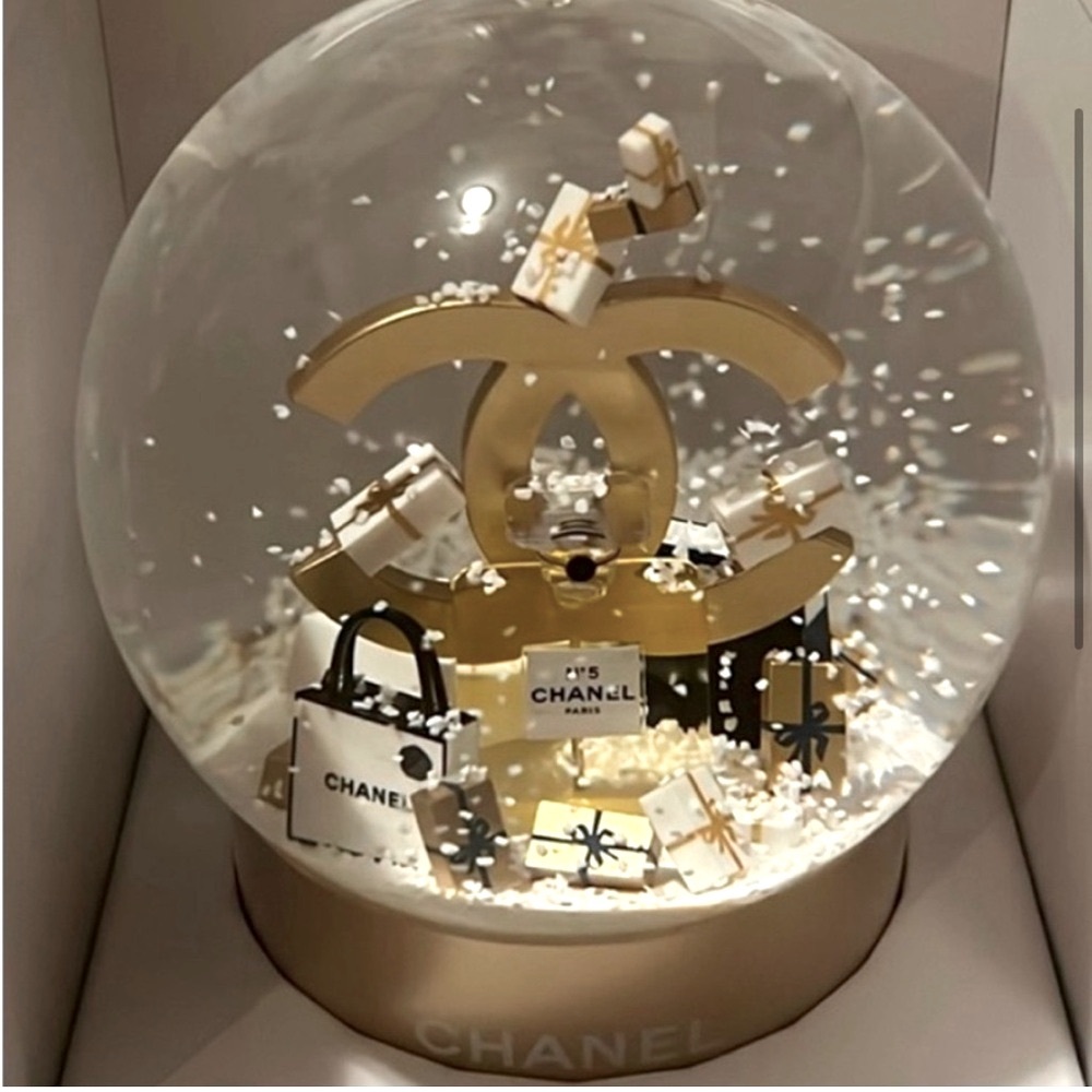 Only 1- CHANEL LIMITED EDITION SNOW GLOBE